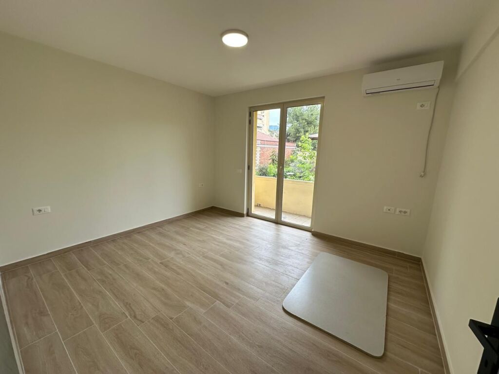 🏢Rruga e Durresit jepet me qera per zyra,apartament 3+1. 500Euro(Neto)   
