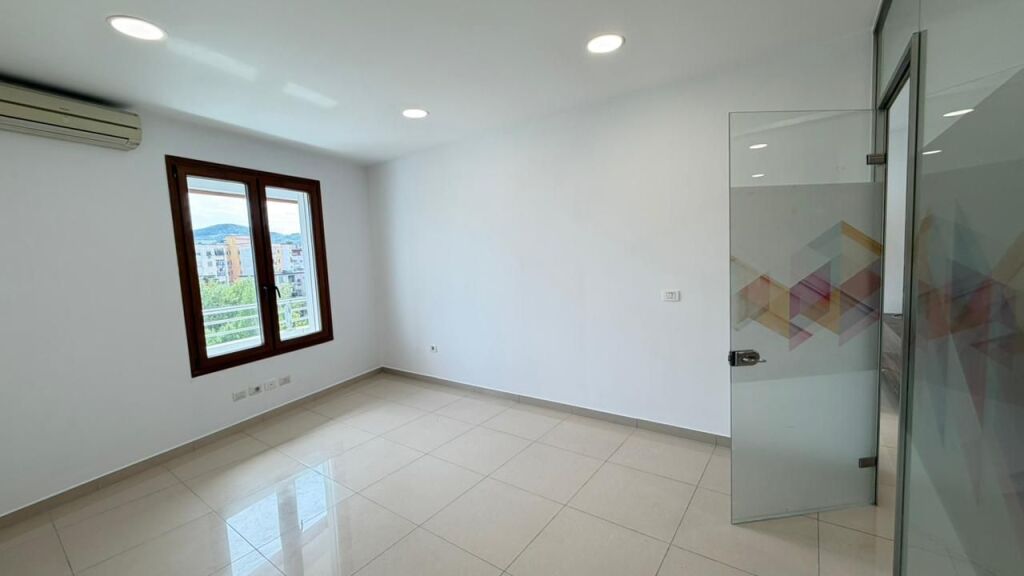 AMBIENT ZYRE 180M2 PER QERA TEK KOMPLEKSI DELIJORGJI