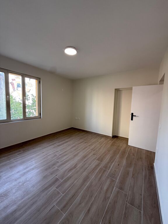 JEPET ME QIRA Ambient Per Zyra📍Rruga e Durresit *4 ambiente pune 📐Sip.100m² 💶600€ Neto