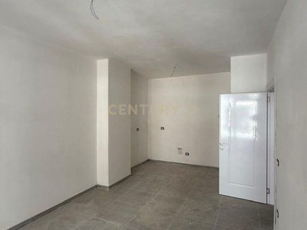 SHITET APARTAMENT 1+1 + POST PARKIMI NE QERRET !!!