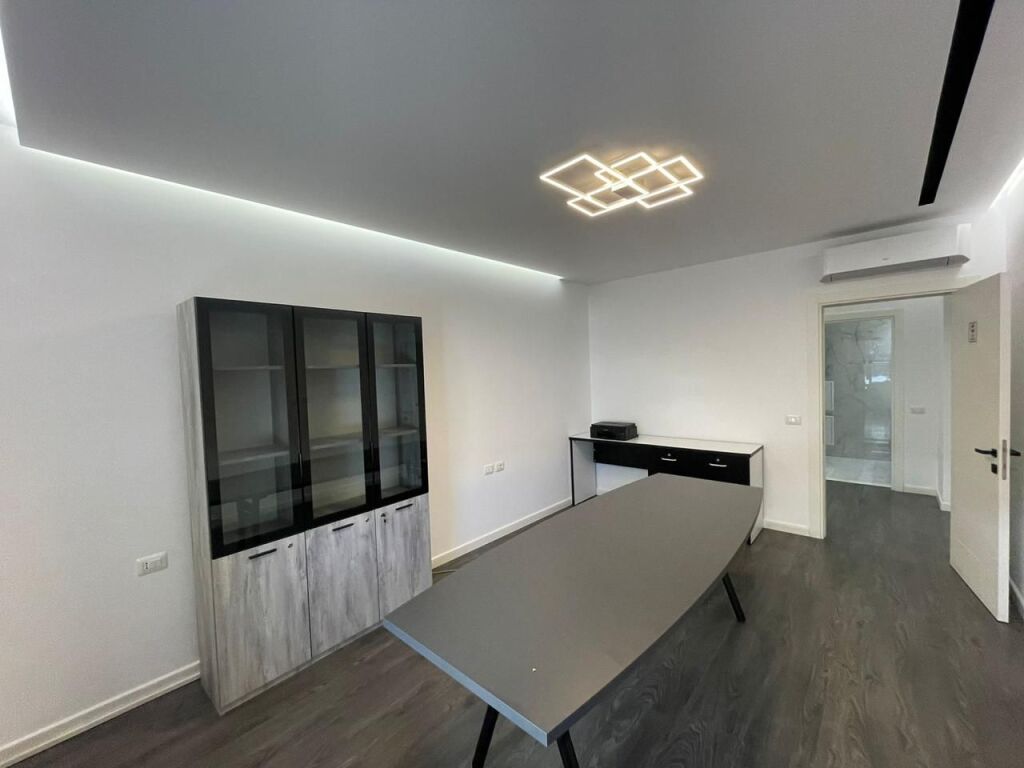 JEPET ZYRE ME QERA 130M2 KOMUNA E PARISIT