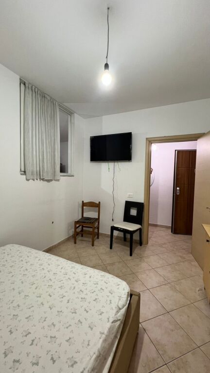 1+1 apartment for rent at Komuna e Parisit