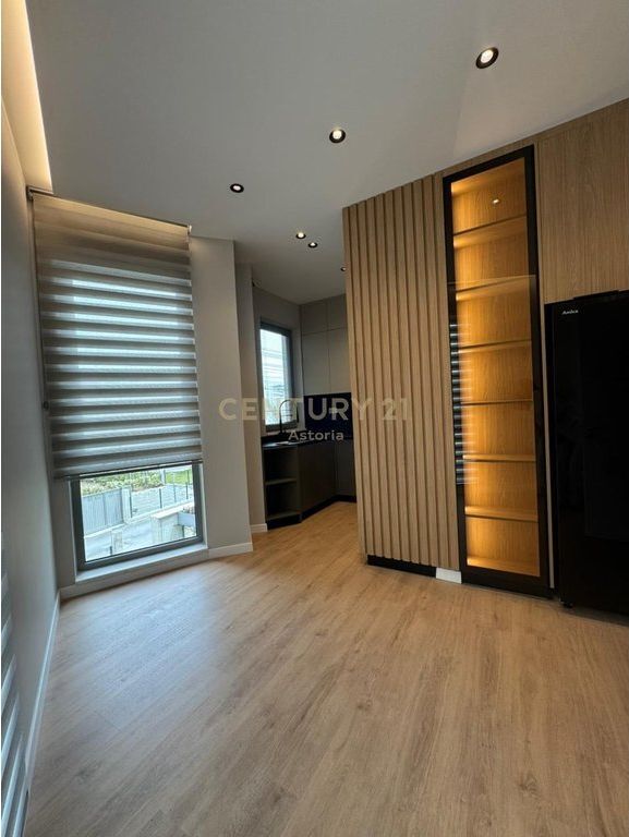 VILË SUPER LUKSOZE ME QIRA NË GREEN VALLEY – LIQENI I THATË 4,500 € /Muaj