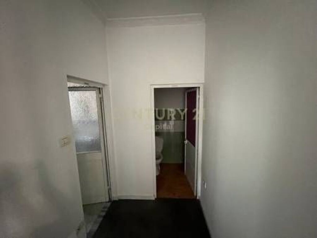 Ambient Komercial për Qira tek kryqëzimi në Laprakë!
