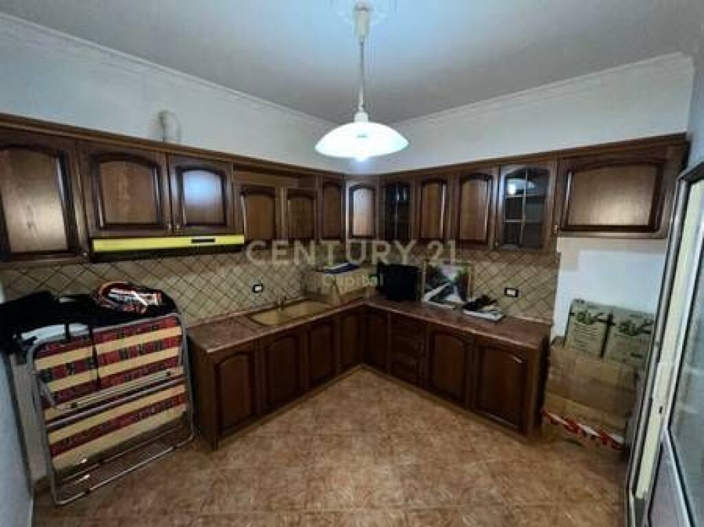 Ambient Komercial për Qira tek kryqëzimi në Laprakë!
