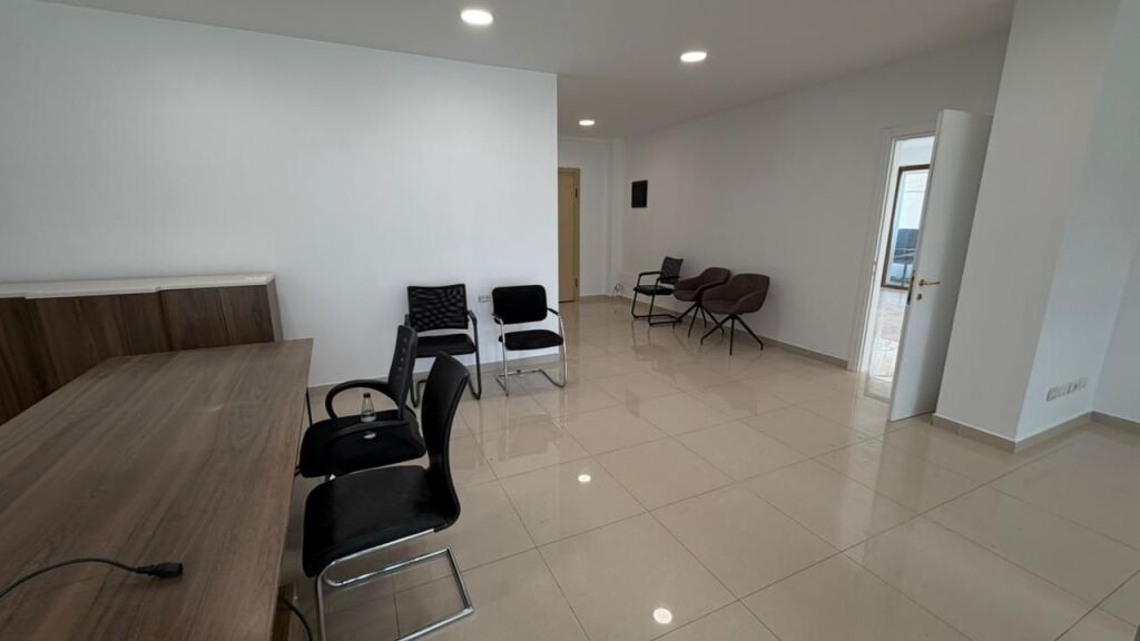AMBIENT ZYRE 180M2 PER QERA TEK KOMPLEKSI DELIJORGJI