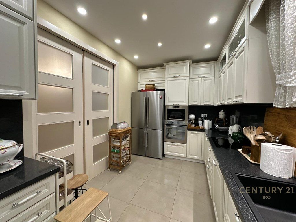 Shitet apartament 3+1+Kuzhine te Vecuar tek Kompleksi Kika 1, prane Union Bank! 367,000 €