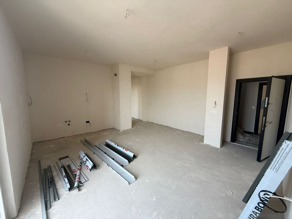 Shitet Apartament 2+1+Verande , Ish Fusha Aviacionit