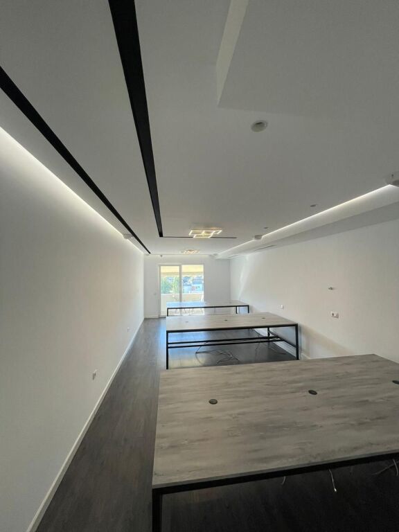 JEPET ZYRE ME QERA 130M2 KOMUNA E PARISIT