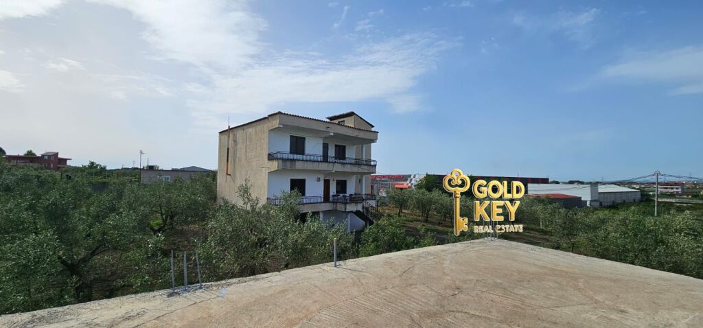 🏡 VENDESI 2 VILLE CON 6000M2 TERRENO  1000m2 TERRENO COLTIVABILE PARTE SHIJAK
