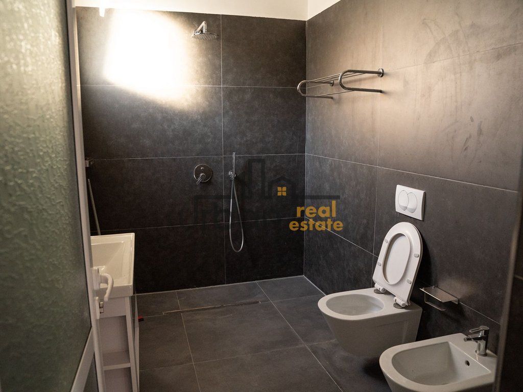 Shitet, Vilë , Bërzhitë, Tiranë - 600000€ | 2500 m²