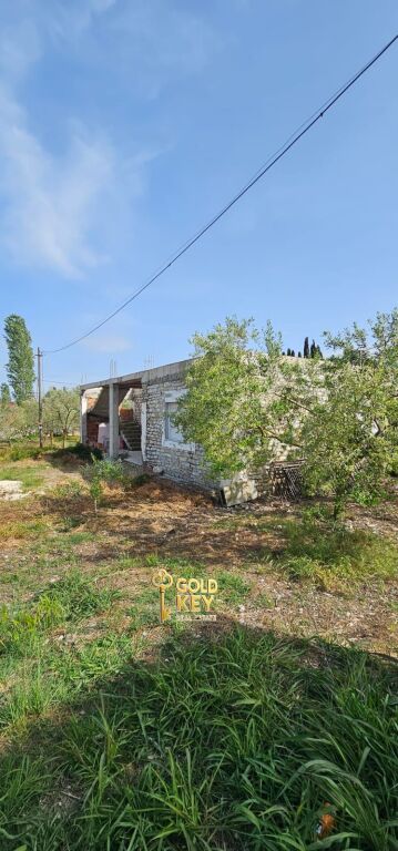 🏡 VENDESI 2 VILLE CON 6000M2 TERRENO  1000m2 TERRENO COLTIVABILE PARTE SHIJAK
