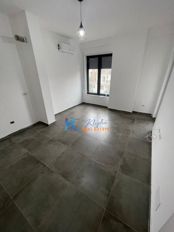 Locale per ufficio in affitto a Bulevardi i Ri (all'inizio)