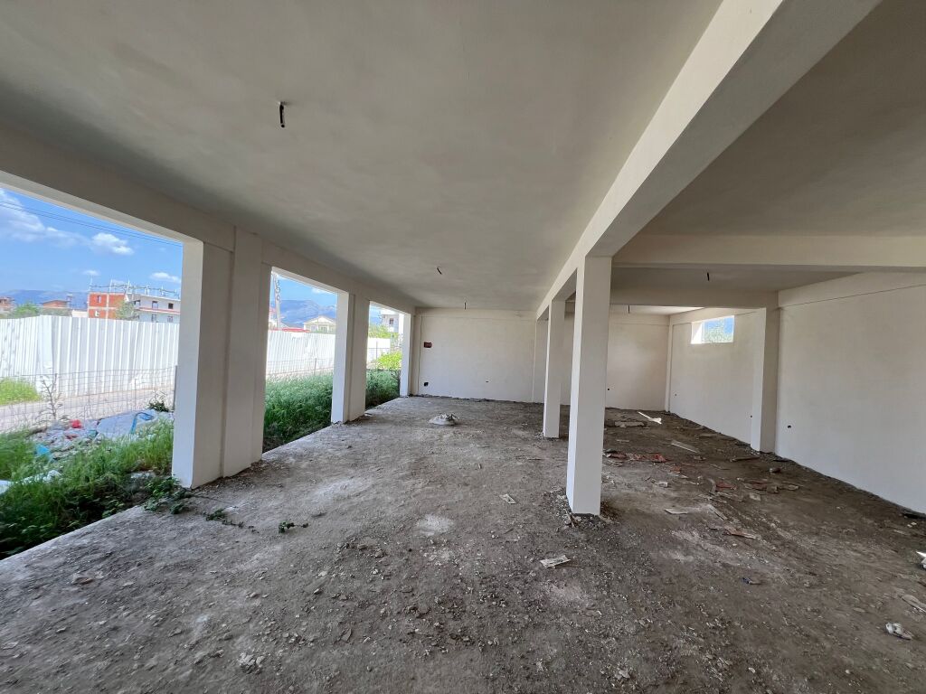 🏢 Edificio di 2 piani in affitto a Kamëz.