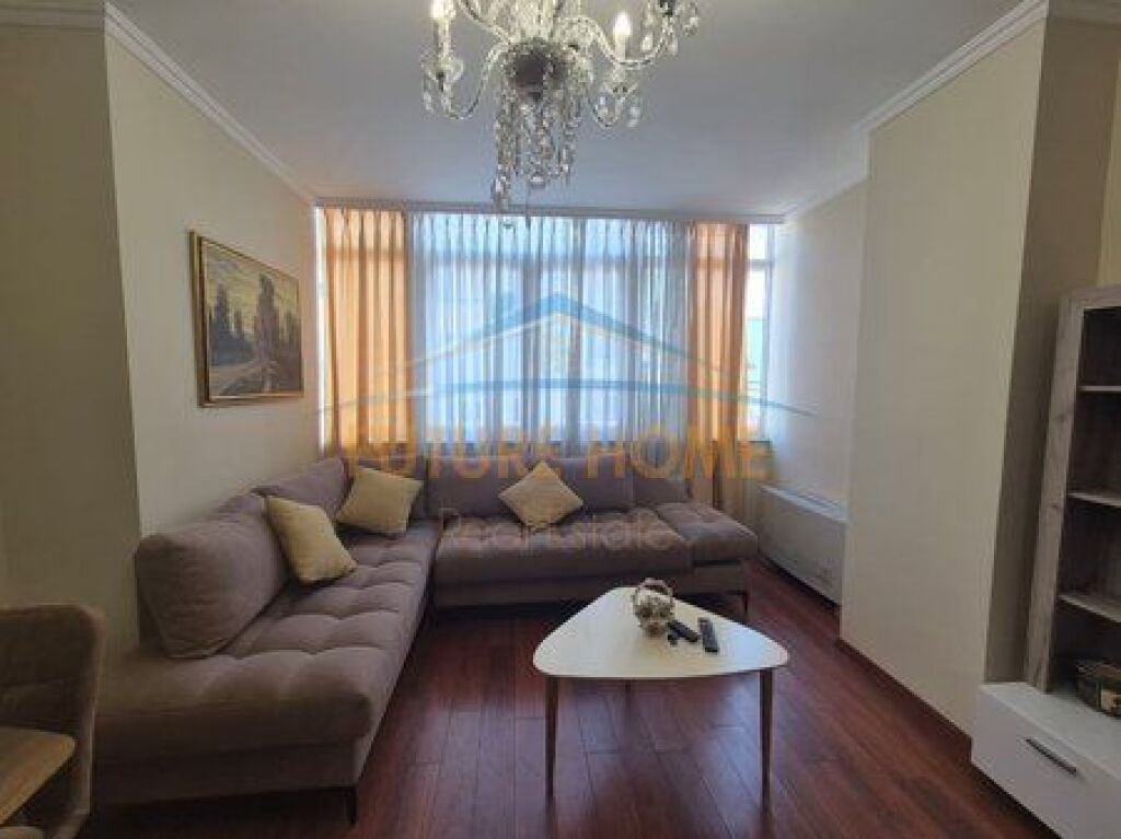 Shitet, Apartament 2+1, Bulevardi Zhan D'Ark, Tiranë.
