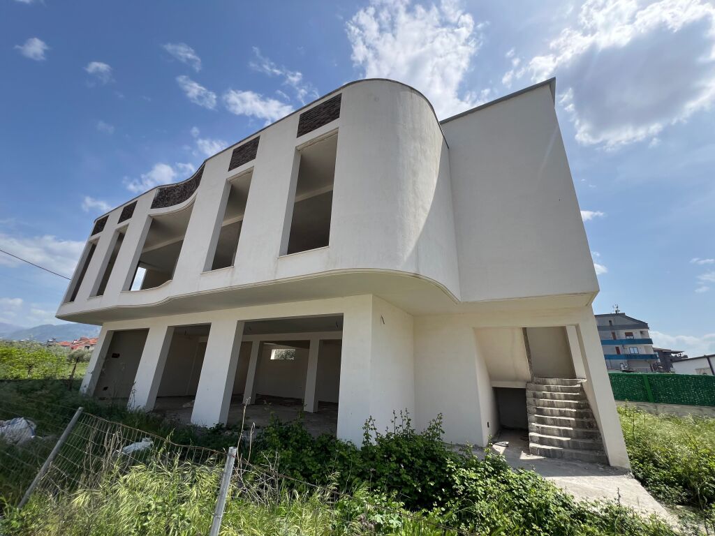 🏢 Edificio di 2 piani in affitto a Kamëz.