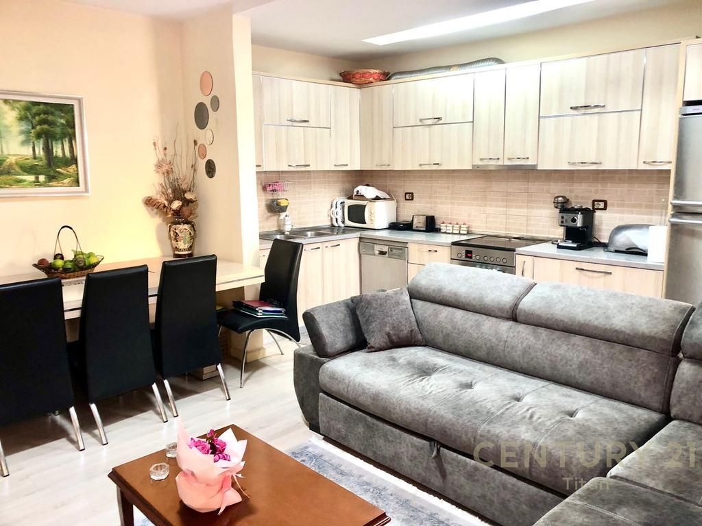 Apartament 2+1 per qira te Komuna e Parisit!!