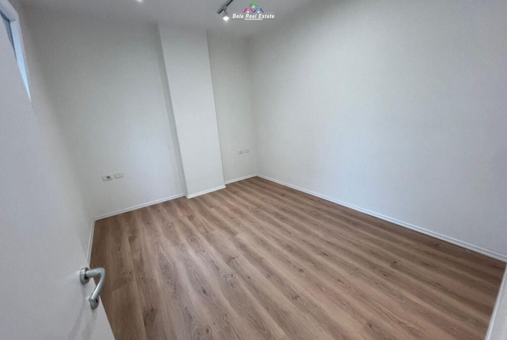 Ufficio In Affitto 3+1 Vicino al Nuovo Mercato (ID BZ2944) Tirana
