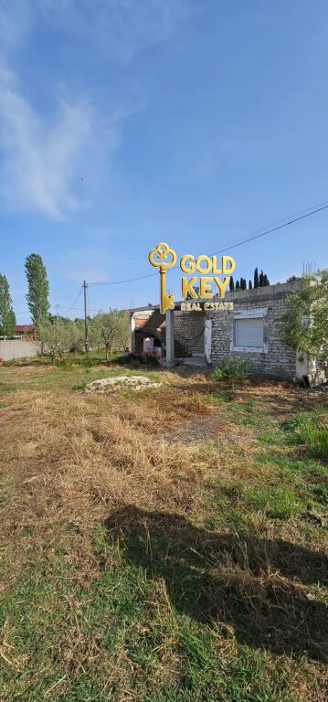 🏡 VENDESI 2 VILLE CON 6000M2 TERRENO  1000m2 TERRENO COLTIVABILE PARTE SHIJAK
