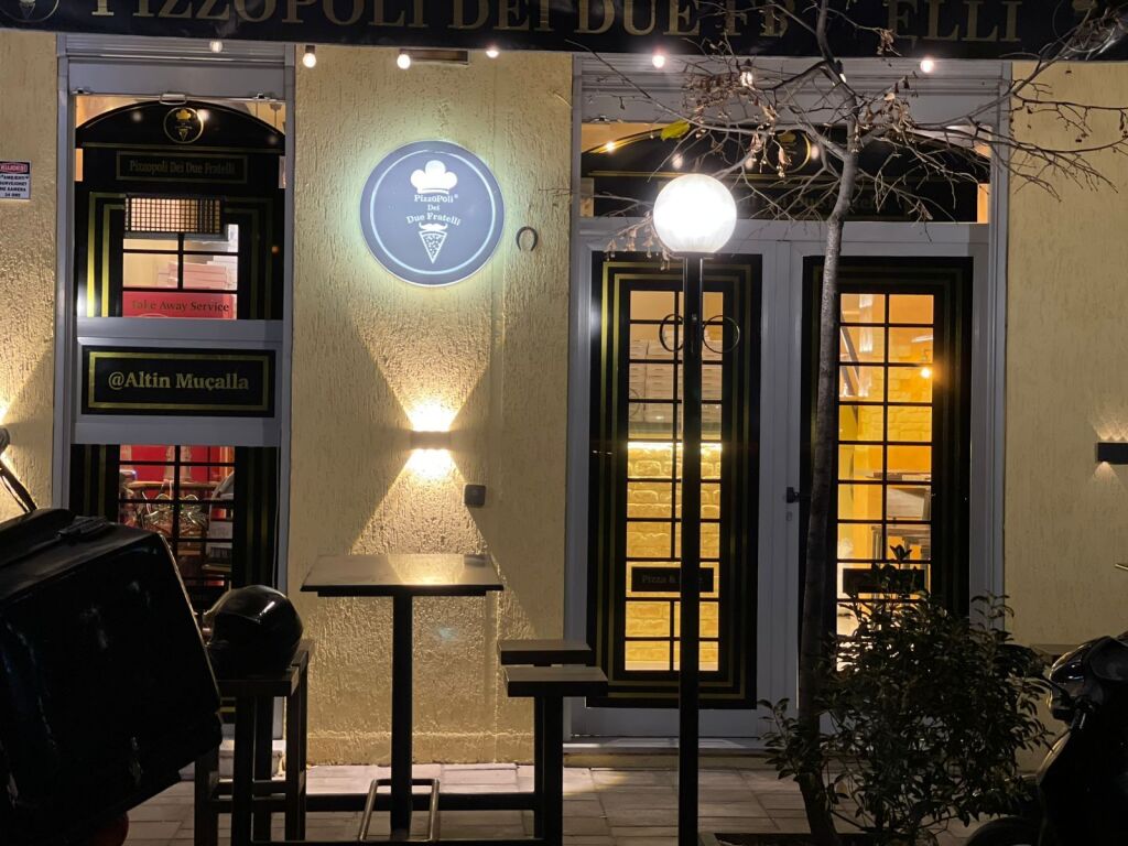 🔥 In Affitto – Pizzeria Ready Business 🔥 400€/mese   📍 Di fronte a Delijorgji 📌 Via Stavri Themeli  🍕 Ambiente moderno e investito 📐 50 m²