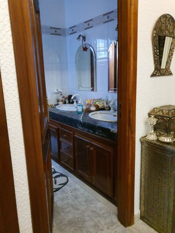 Rruga e Durresit , afer me qendren, jepet me qera apartament 1+1.