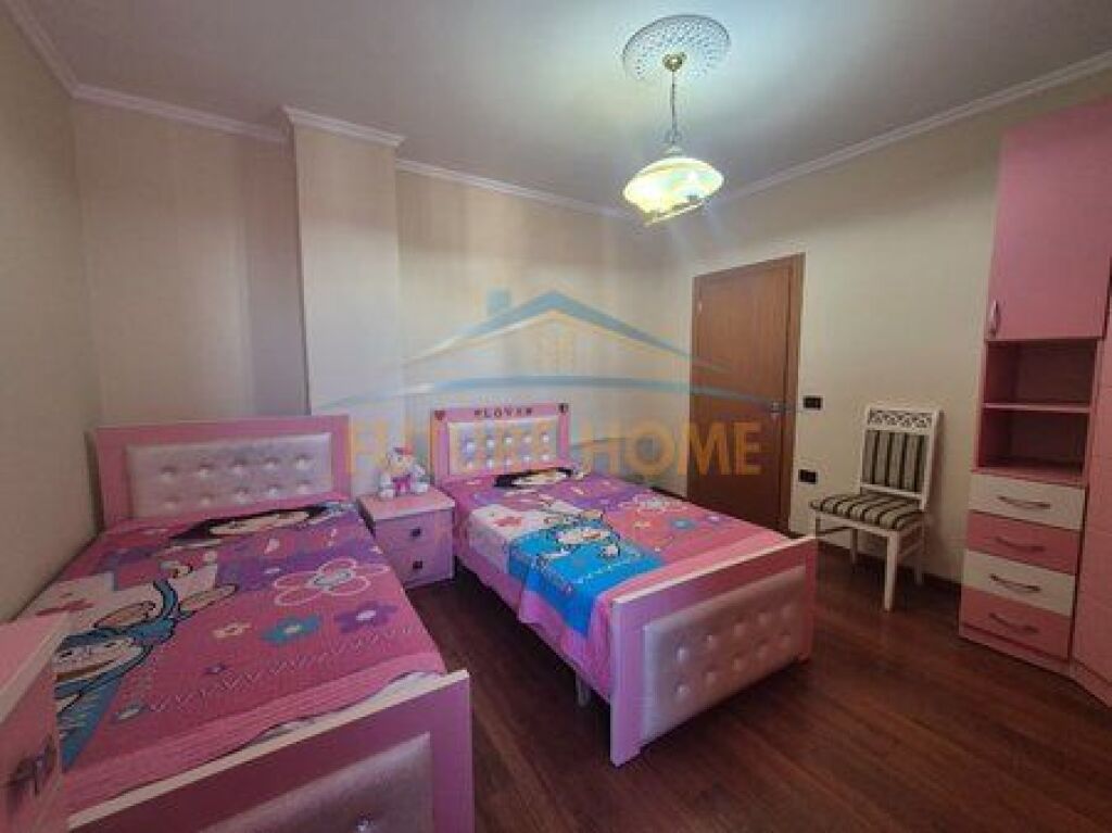 Shitet, Apartament 2+1, Bulevardi Zhan D'Ark, Tiranë.