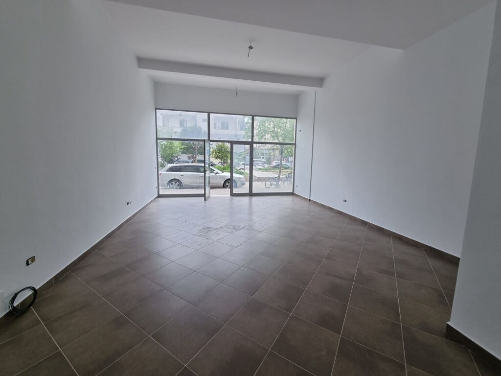 Locale commerciale in affitto nella zona di Astiri, in via Sokrat Miho. 400 €
