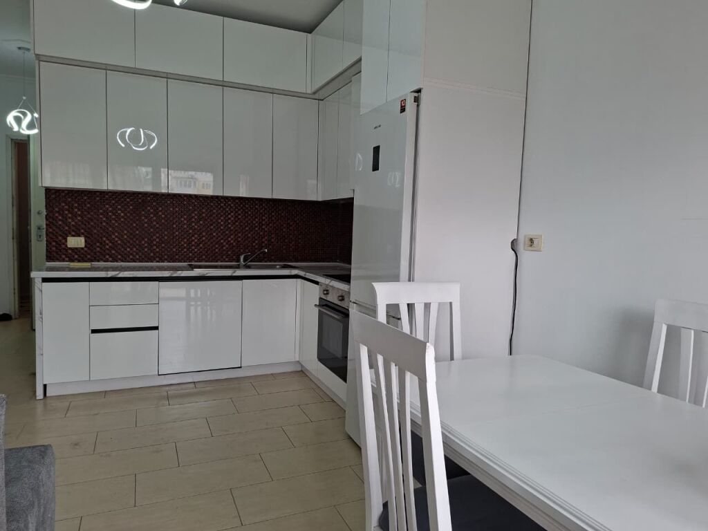 🏠 In Affitto: Super Appartamento 1+1 &amp; 1 Balcone (📍Centro – Via Kavajës) 🔥 Posizione Perfetta || 5 min dal Centro | 80.000 Lek / Mese 💶