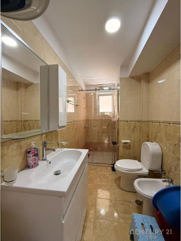 APARTAMENT 1+1 ME QIRA PRANE 21 DHJETORIT! 550 € /Muaj Sip. Totale  63m2