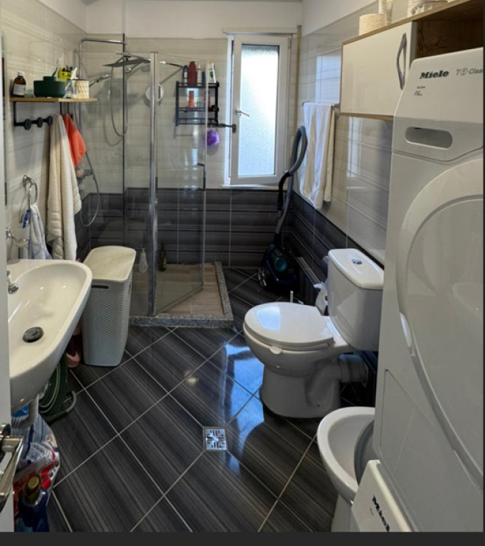 Qera, Apartament 2+1+2 + 2 Poste Parkimi, Liqeni i Thatë ,Tirane .