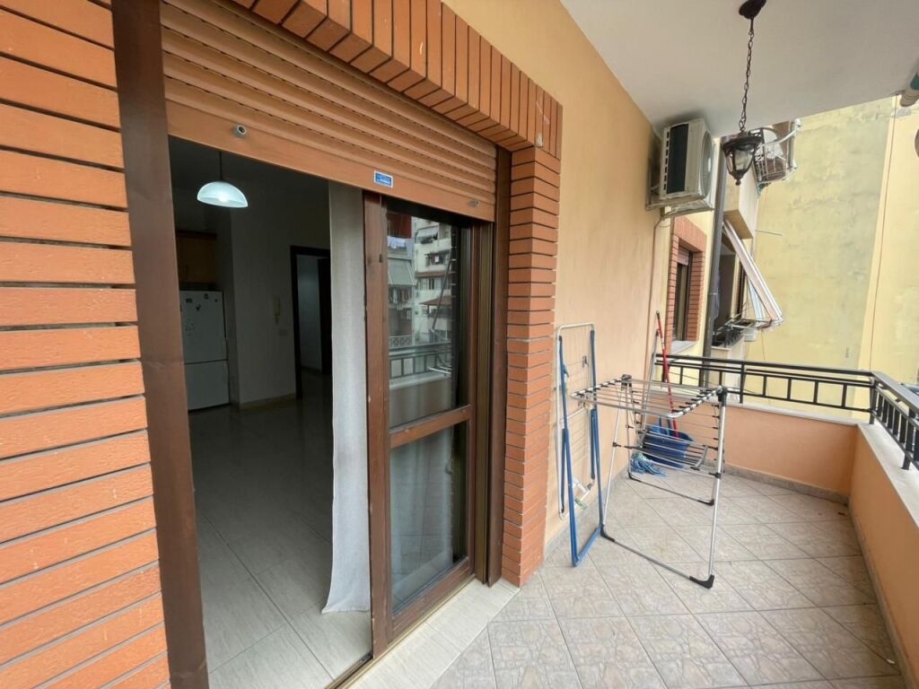 Appartamento 1+1+balcone in Affitto a Komuna Parisit