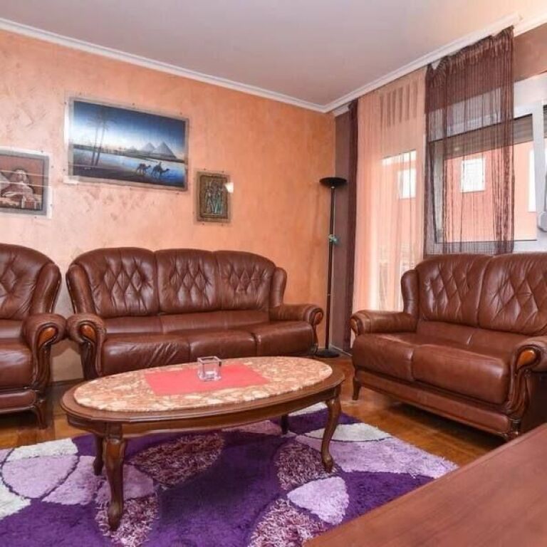 Rruga e Durresit , afer me qendren, jepet me qera apartament 1+1.