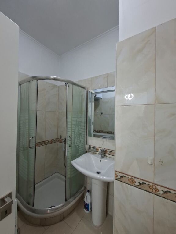 🏠 In Affitto: Super Appartamento 1+1 &amp; 1 Balcone (📍Centro – Via Kavajës) 🔥 Posizione Perfetta || 5 min dal Centro | 80.000 Lek / Mese 💶