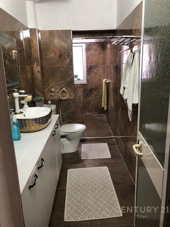 Apartament 2+1 per qira te Komuna e Parisit!!