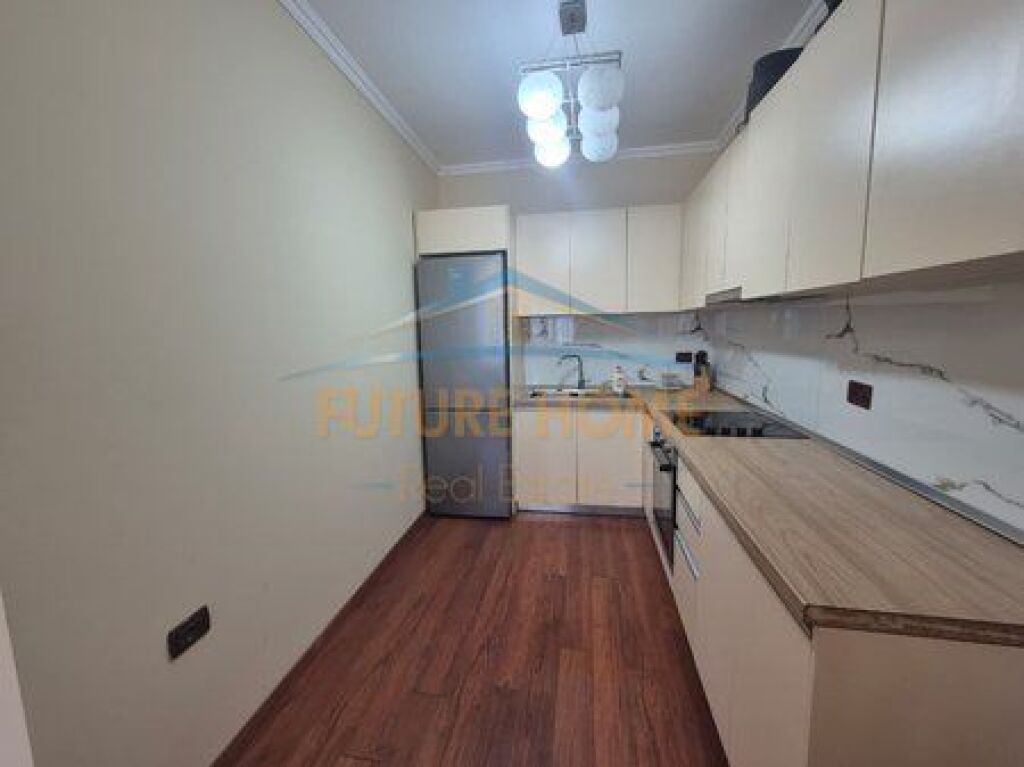 Shitet, Apartament 2+1, Bulevardi Zhan D'Ark, Tiranë.