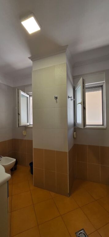 Qera, Apartament 1+1, ish Parku i Autobuzave, Tiranë