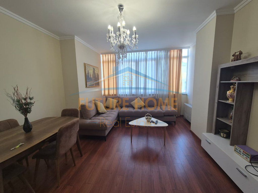 Shitet Apartament 2+1, Bulevardi Zhan Dark, Prane Ministrise se Jashtme