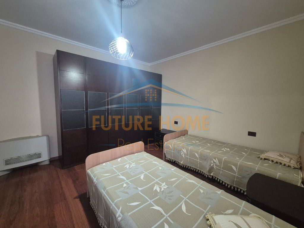 Shitet Apartament 2+1, Bulevardi Zhan Dark, Prane Ministrise se Jashtme