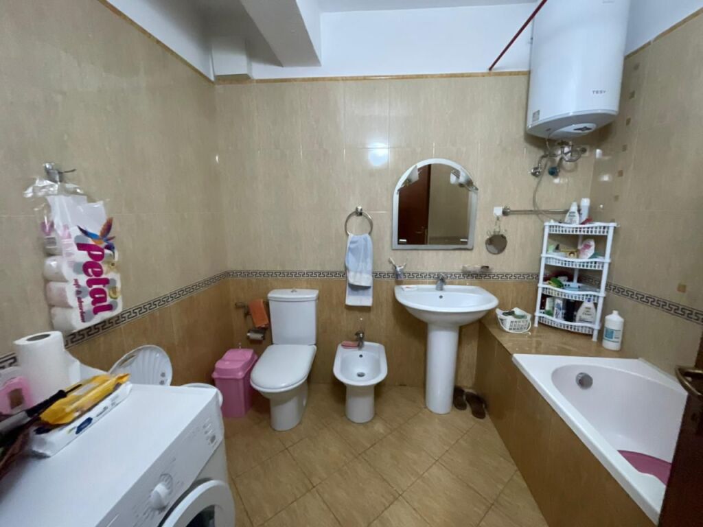 Appartamento 1+1+balcone in Affitto a Komuna Parisit