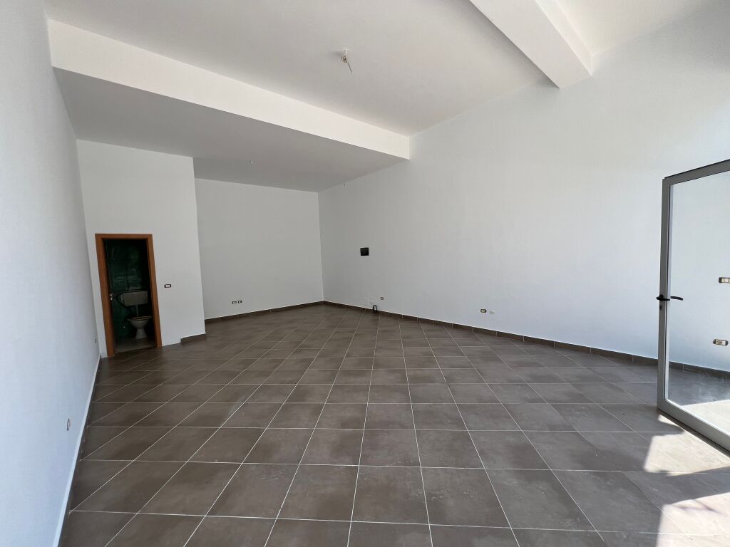 Locale commerciale in affitto nella zona di Astiri, in via Sokrat Miho. 400 €