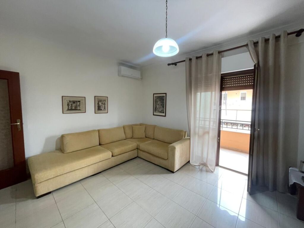 Appartamento 1+1+balcone in Affitto a Komuna Parisit