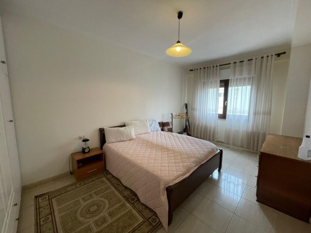 Appartamento 1+1+balcone in Affitto a Komuna Parisit
