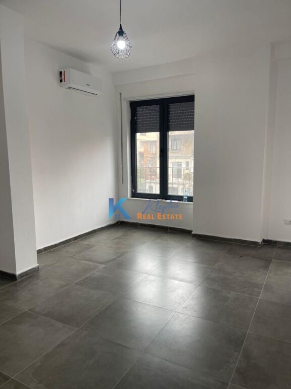 Locale per ufficio in affitto a Bulevardi i Ri (all'inizio)