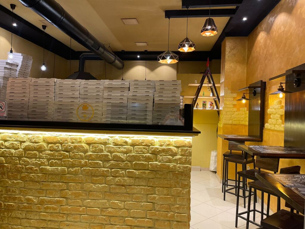 🔥 In Affitto – Pizzeria Ready Business 🔥 400€/mese   📍 Di fronte a Delijorgji 📌 Via Stavri Themeli  🍕 Ambiente moderno e investito 📐 50 m²