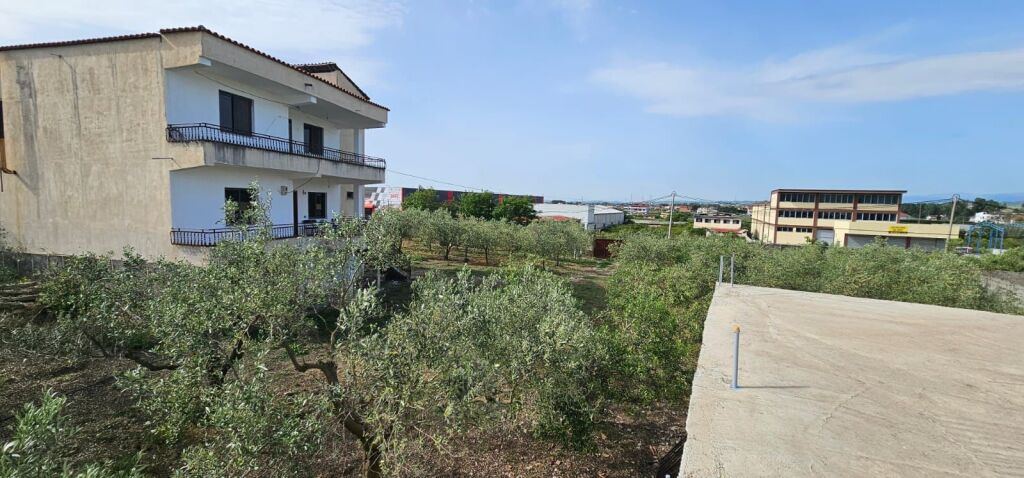 🏡 VENDESI 2 VILLE CON 6000M2 TERRENO  1000m2 TERRENO COLTIVABILE PARTE SHIJAK
