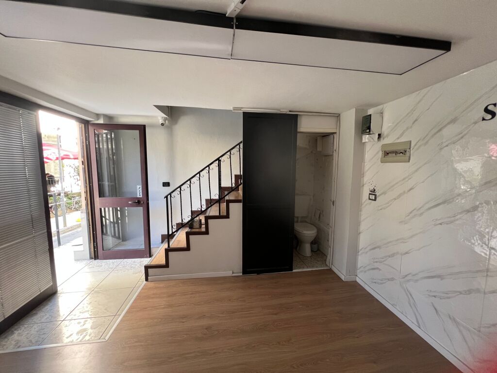 🏢 Duplex Space with Street View – Durrës Street, opposite “Kafe Flores” 📍