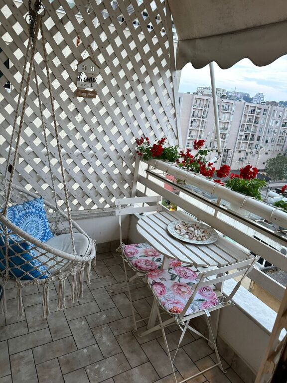 Jepet me qira apartament 2+1 në qendër të Durrësit