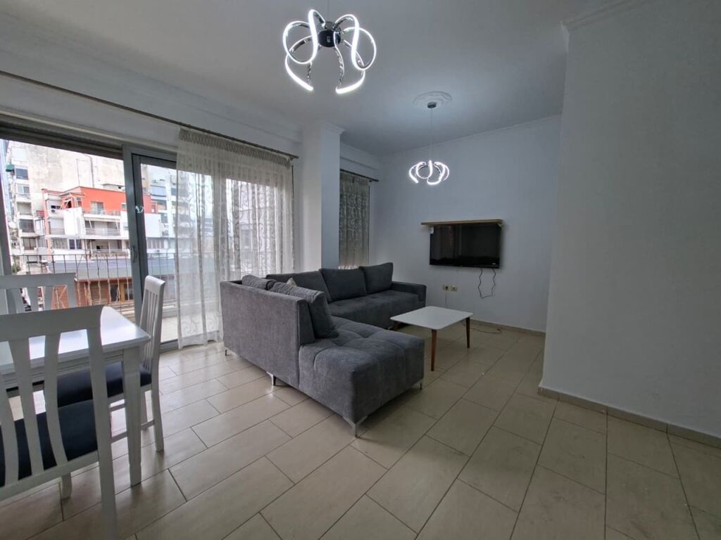 🏠 In Affitto: Super Appartamento 1+1 &amp; 1 Balcone (📍Centro – Via Kavajës) 🔥 Posizione Perfetta || 5 min dal Centro | 80.000 Lek / Mese 💶