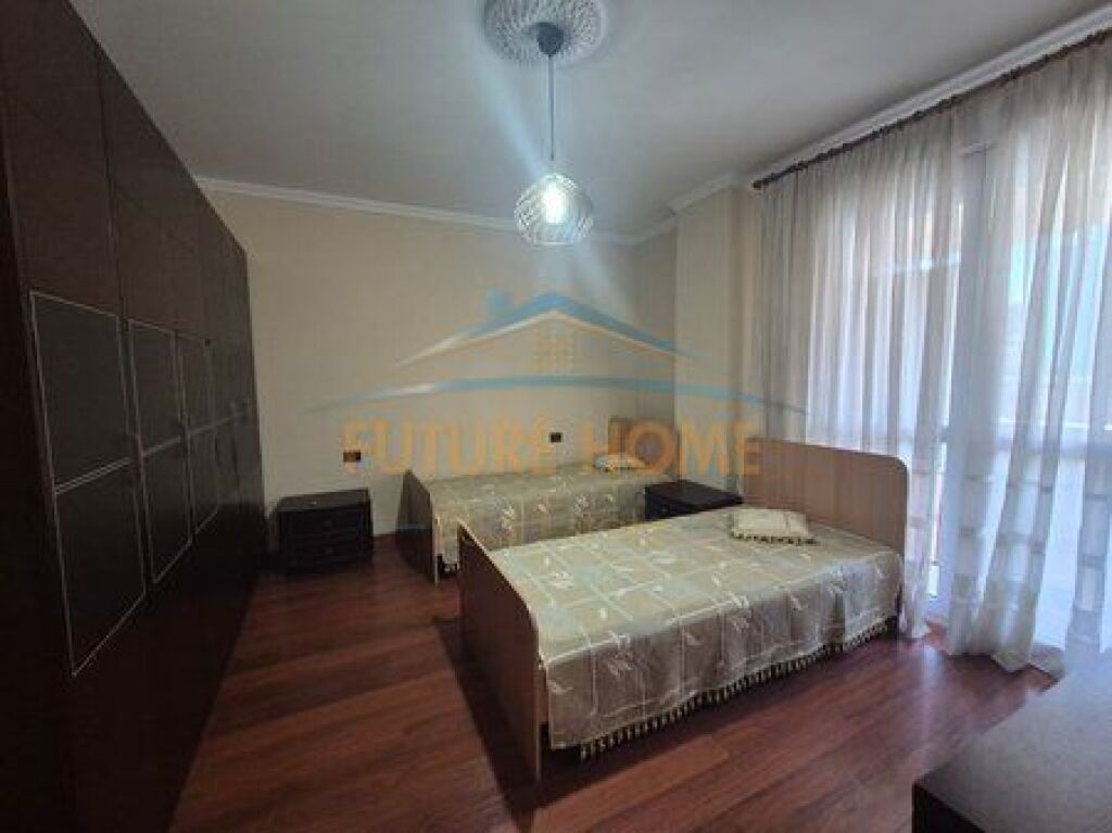 Shitet, Apartament 2+1, Bulevardi Zhan D'Ark, Tiranë.