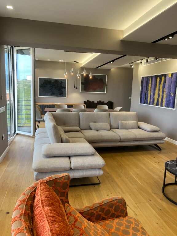 Duplex di lusso in affitto con posto auto incluso presso la Residenza Kodra e Diellit!
